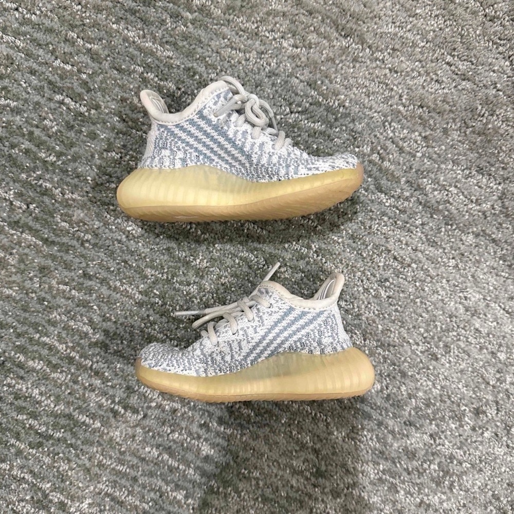 adidas Yeezy Boost 350 V2
Cloud White (Infants) - Size 4K - lightly used